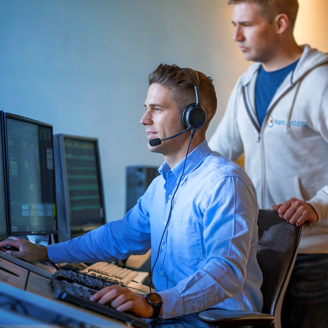 Tecnici IT monitorano reti e sistemi aziendali tramite una console RMM avanzata con funzioni di backup e sicurezza informatica