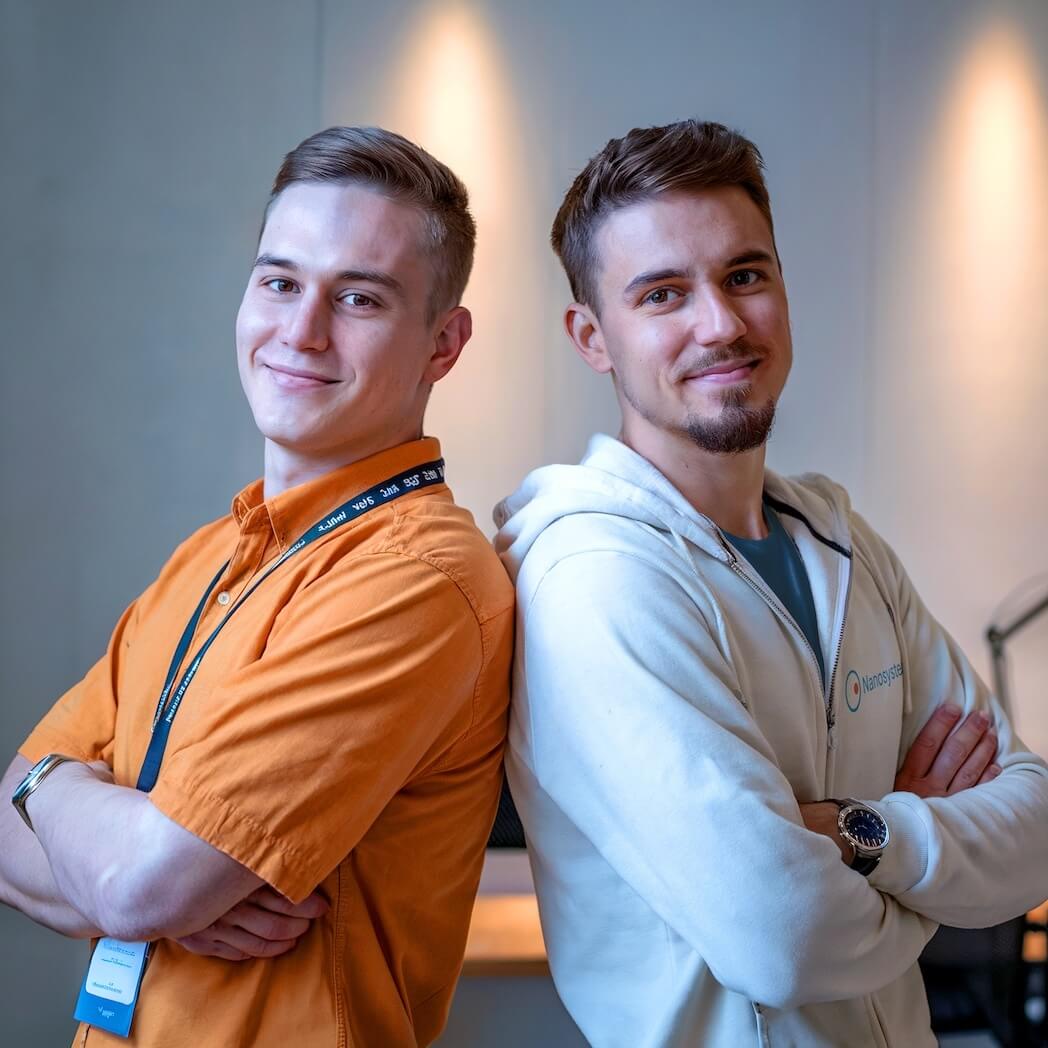 Zwei IT-Experten stehen Seite an Seite und drücken damit ihr Vertrauen und ihre Zusammenarbeit beim Vertrieb von Lösungen für Fernzugriff und IT-Management, Backup und Cybersicherheit aus.